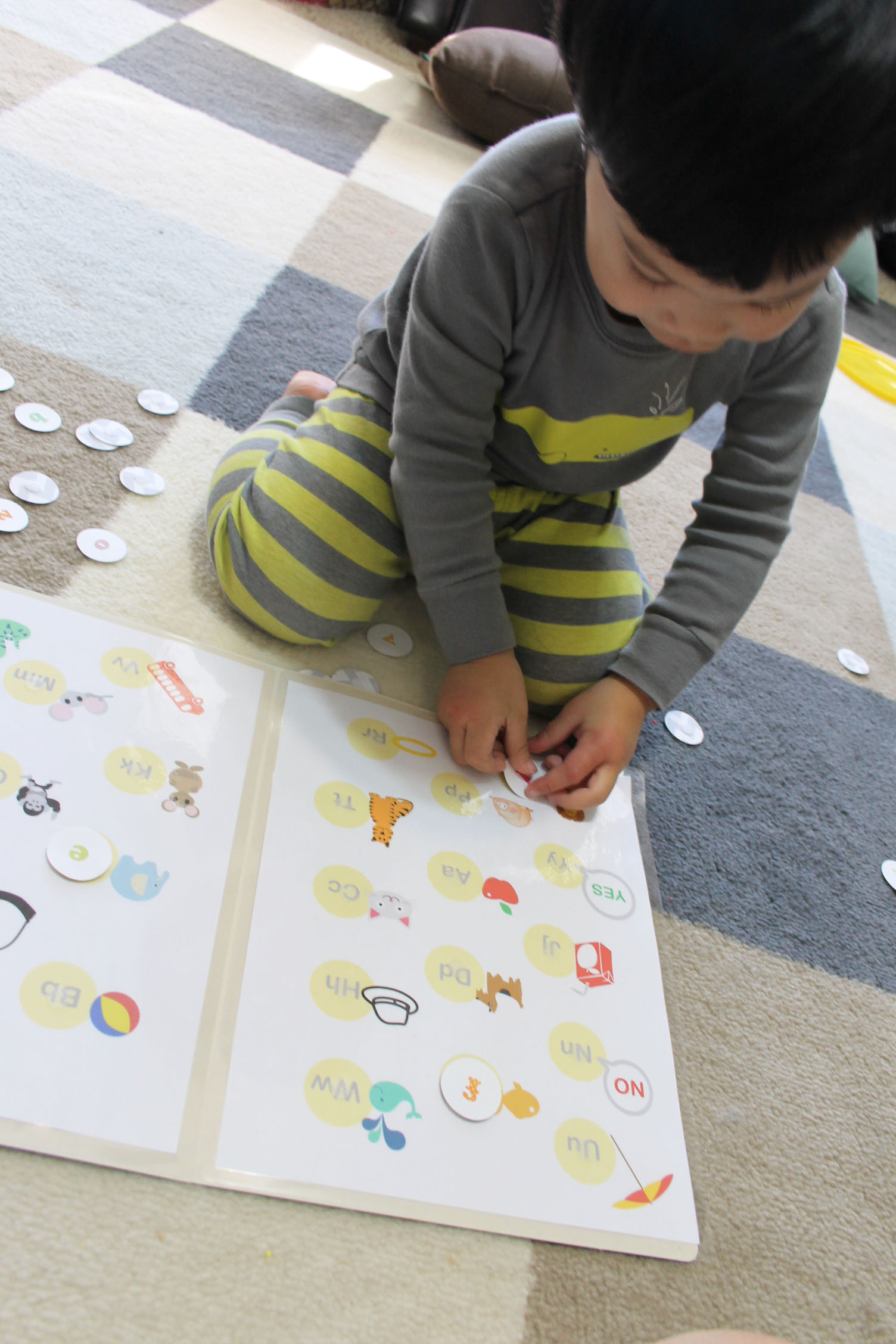 alphabet-match-toddler-pre-k-file-folder-game-play